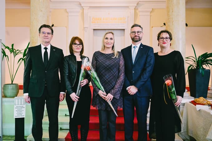 Rektor Univerze v Mariboru prof. dr. Zdravko Kačič - Maja Jelen, soavtorica razstave iz Študentskih domov - direktorica Muzeja narodne osvoboditve Simona Tripkovič - direktor Študentskih domov Univerze v Mariboru Borut Gaber - Lidija Divjak Mirnik, predstojnica za storitveno dejavnost Študentskih domov Maribor