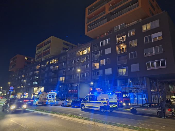 (FOTO) Oseba ogrožala svojo varnost: Policisti so moškega prijeli in ga predali zdravstvenemu osebju