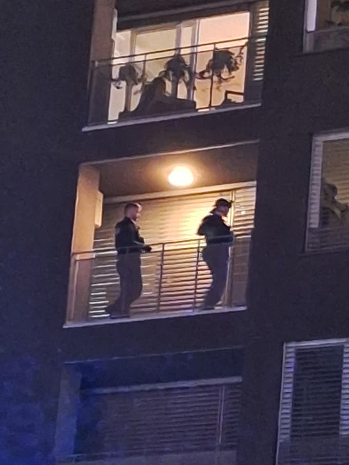 (FOTO) Oseba ogrožala svojo varnost: Policisti so moškega prijeli in ga predali zdravstvenemu osebju