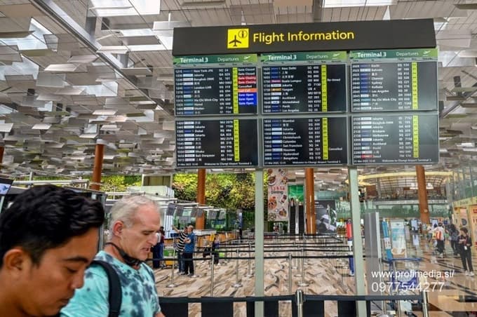 (FOTO in VIDEO) Potnike pozvali, naj ne prihajajo: Zaradi velikega požara za ves dan zaprli londonsko letališče Heathrow