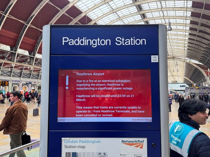 Opozorilo na železniški postaji Paddington, da vlak Heathrow Express ne obratuje. 