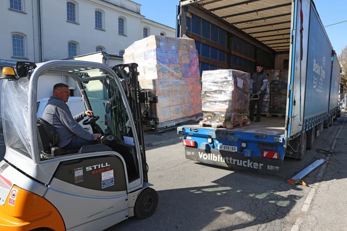 (FOTO) Nadškofijska karitas Maribor s pošiljko pomoči za socialno ogrožene v Jugovzhodni Evropi