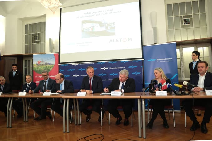 Pogodbo sta v Ljubljani s predstavniki družbe Alstom podpisala direktor družbe SŽ-Tovorni promet Ernest Gortan in član poslovodstva Remigiusz Jan Paszkiewicz.