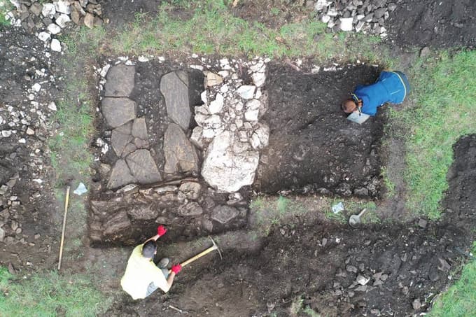 Pogled na del v letu 2022 raziskane stavbe s tlakom.