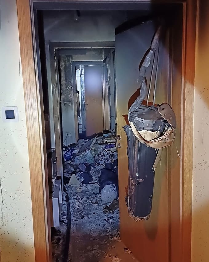 (FOTO) Ko so prišli gasilci, je moški stal pri odprtem oknu