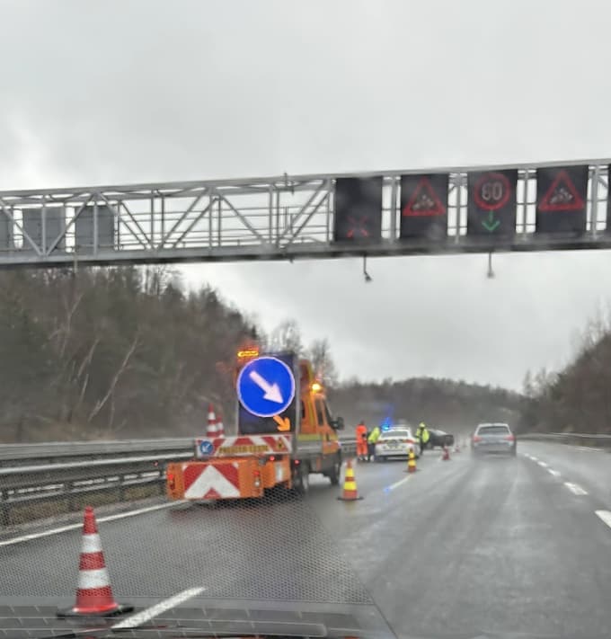 (FOTO) Primorska avtocesta: Voznik BMW-ja v slabih vremenskih razmerah izgubil nadzor nad vozilom in trčil v ograjo
