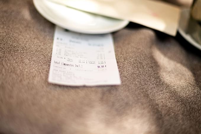 Zelo slab vtis: Po večerji gostja ugotovila, da si je restavracija napitnino z njenega računa nakazala kar sama