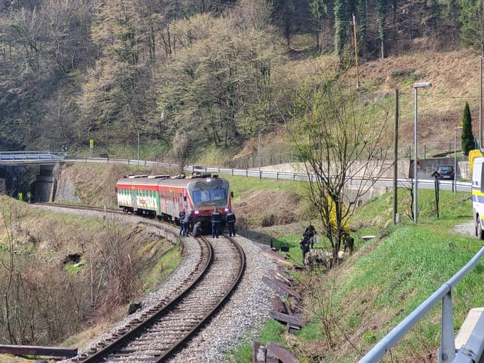 Neznanec je na tire v predoru pri Šmartnem ob Paki postavil železniške pragove.