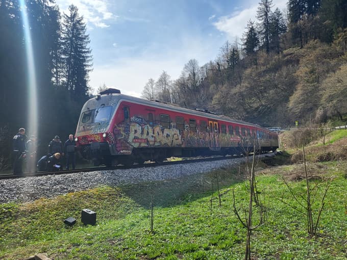 (FOTO) Potniški vlak v Šmartnem ob Paki naletel na železniške pragove in obtičal v predoru