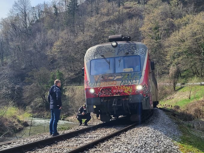 (FOTO) Potniški vlak v Šmartnem ob Paki naletel na železniške pragove in obtičal v predoru
