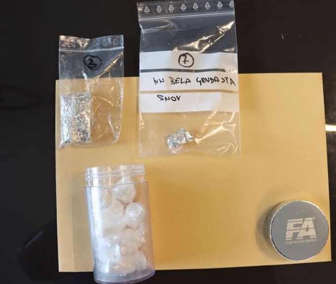 (FOTO) Hišne preiskave: Doma gojili konopljo, ukradli za 57 tisoč evrov elektrike