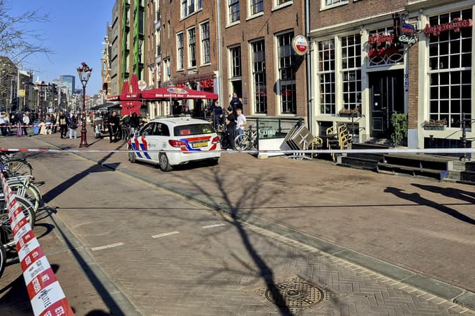 (VIDEO in FOTO) V napadu z nožem v središču Amsterdama več ranjenih, zdravniško pomoč potreboval tudi napadalec