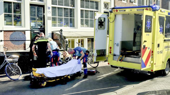 (VIDEO in FOTO) V napadu z nožem v središču Amsterdama več ranjenih, zdravniško pomoč potreboval tudi napadalec