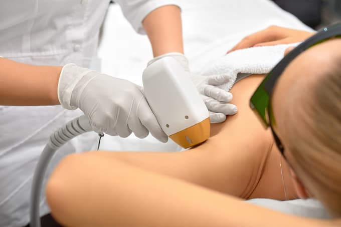 Napredna tehnologija in strokovnost za popolno odstranjevanje dlak