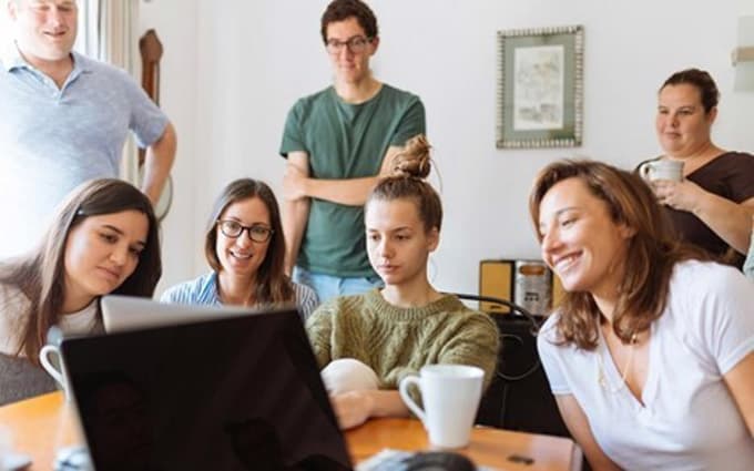 Stres, roki, pritiski. Pozitivno presenetite (so)delavce zdaj, ko to najmanj pričakujejo – in najbolj potrebujejo.