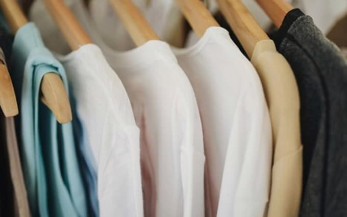 Kaj povezuje maturantski izlet, pleskanje sten in dekliščino? Več kot si mislite.