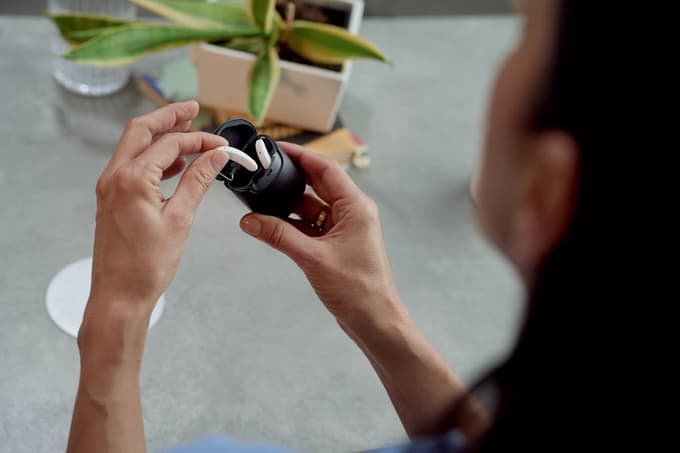 Neuroth predstavil lastno blagovno znamko slušnih aparatov Viennatone