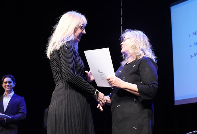 Za najuspešnejšo šolo med srednjimi šolami je bila razglašena II. gimnazija (prevzemnica na fotografiji), sledi Srednja Elektro-računalniška šola, na tretje se je uvrstila Srednja šola za oblikovanje.