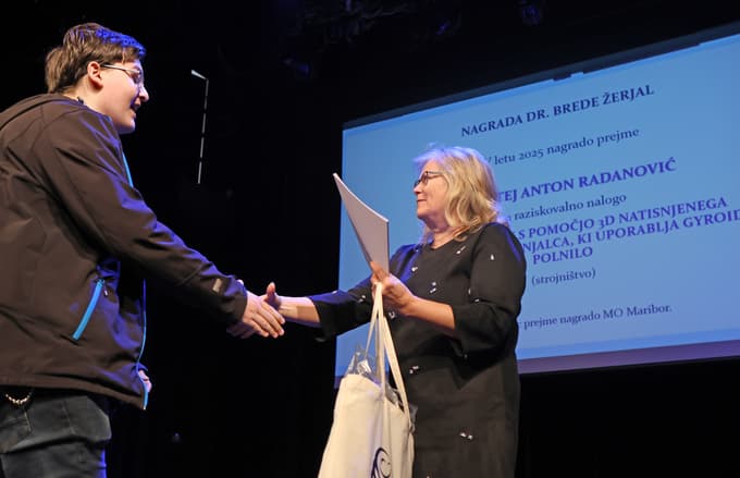 Liljana Zorko, vodja sektorja za zdravstvo in socialno varstvo Mestne občine Maribor je podelila ​Nagrado dr. Brede Žerjal Timoteju Antonu Radanoviću. 