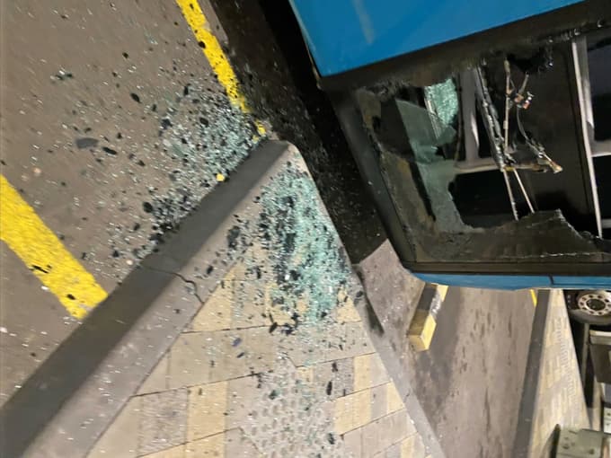 (FOTO) Par se je na postaji sprl, nato pa je moški razbil vrata avtobusa ...