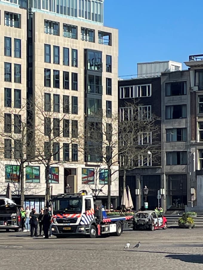 (FOTO) Na znanem amsterdamskem trgu eksplodiral avtomobil, voznik je bil poškodovan