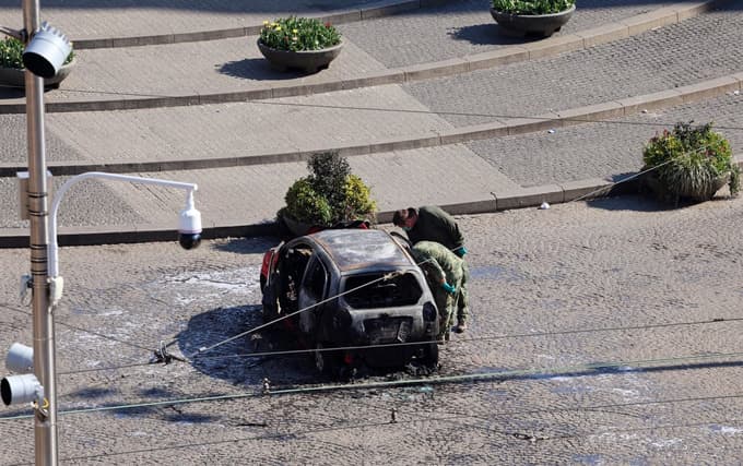 (FOTO) Na znanem amsterdamskem trgu eksplodiral avtomobil, voznik je bil poškodovan