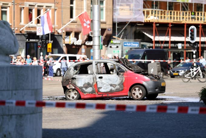 (FOTO) Na znanem amsterdamskem trgu eksplodiral avtomobil, voznik je bil poškodovan