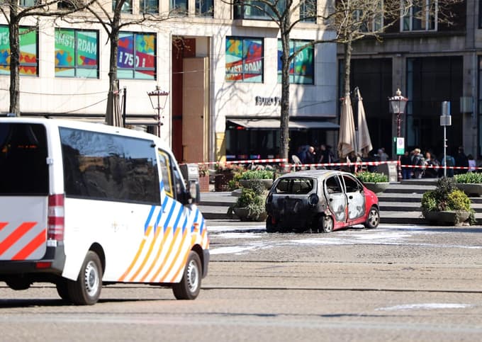(FOTO) Na znanem amsterdamskem trgu eksplodiral avtomobil, voznik je bil poškodovan