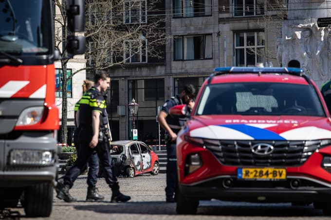 (FOTO) Na znanem amsterdamskem trgu eksplodiral avtomobil, voznik je bil poškodovan