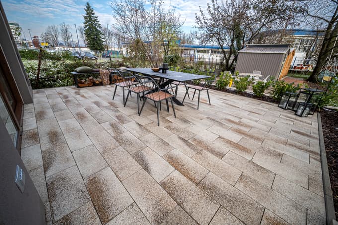 Tlakovci in plošče, s katerimi ustvarite oazo za sproščanje

 