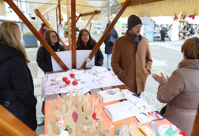 (FOTO) V Mariboru se je začel teden zdravja: Na Trgu svobode tudi posebna tehtnica