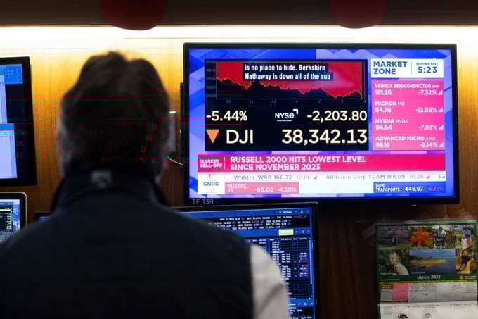 Azijske borze so po Trumpovi napovedi o nadaljevanju napadov na Iran v rdečem. 