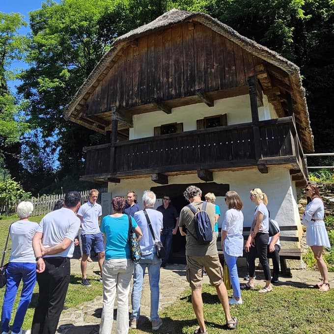 V Žetalah so obiskovalce sprejeli pred Vukovo domačijo.