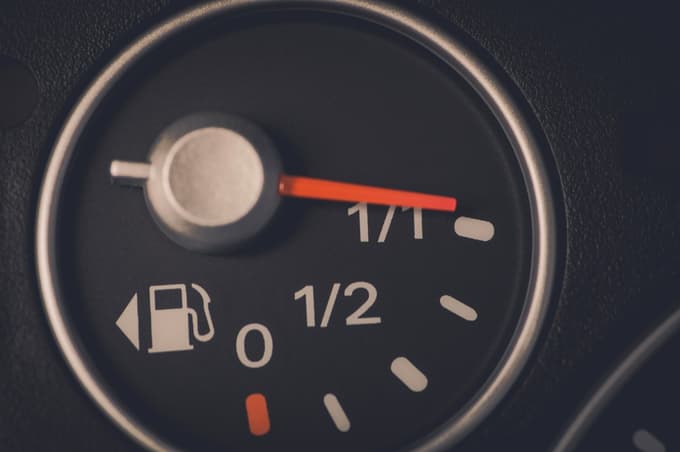 Pogled na puščico vam razkriva, na kateri strani boste našli odprtino.