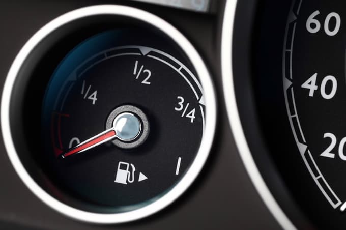 Veste, zakaj imajo avtomobili odprtino za gorivo na različnih straneh?