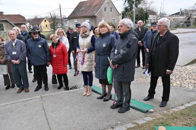 Slovesnost v Aleji velikanov v Gornji Radgoni pred odkritjem spominske plošče Benediktu Zeilhoferju