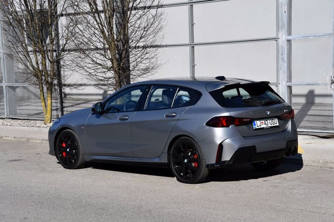 BMW 120 ima bencinski trivaljnik z nekaj pomoči elektrike, paket M Sport pa doda športen videz.