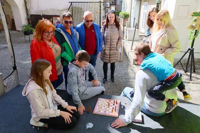 Na tovrstnih druženjih si lahko izmenjajo tudi pomembne podatke o pravicah, ki pripadajo staršem otrok s prirojenimi srčnimi napakami.