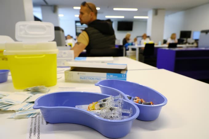 Za vzdrževanje zaščite so nato potrebni še poživitveni odmerki, prvi po treh letih, naslednji pa na pet let. Pri starejših od 60 let so poživitveni odmerki priporočljivi na tri leta.