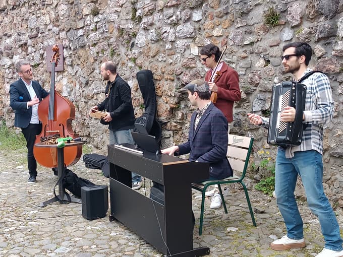 Pri koncertu za kužke si glasbeniki ritem ustvarjajo tudi s pasjimi igračami, kot je ena pod pazduho kontrabasista.