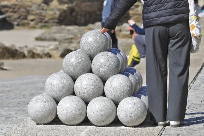 (FOTO) Na Vojašniškem trgu znova skulptura s topovskimi kroglami: So jih zdaj bolje pritrdili?