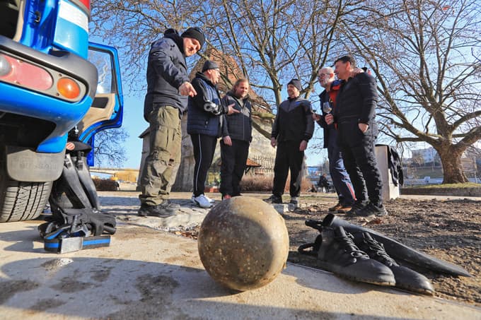 Eno od odtrganih krogel so v bližini starega mostu našli potapljači Potapljaškega društva Maribor med enim svojh potopov v reki Dravi.