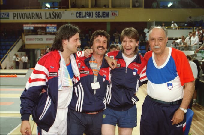 Maja 1998 je slovenska reprezentanca na 22. svetovnem kegljaškem prvenstvu v Celju osvojila ekipno srebrno kolajno, zanjo pa so bili zaslužni tudi, od leve Uroš Stoklas, Franc Kirbiš, Darko Bizjak in selektor Milan Amer.