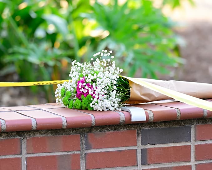 Rože na kraju streljanja na Floridi