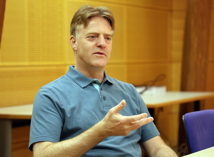 V ZDA rojeni Lynch, ki zdaj živi v Italiji, je bil tudi prorektor in rektor rimskega semenišča. Zdaj vodi institucijo Neodata Group Academy in poučuje na Università degli Studi di Milano-Bicocca.