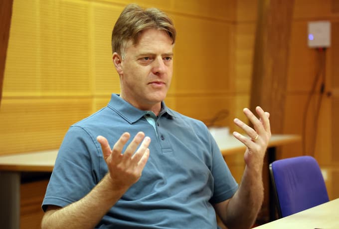 (INTERVJU) Jonah Lynch: So ljudje, ki umetno inteligenco dojemajo kot religijo

 