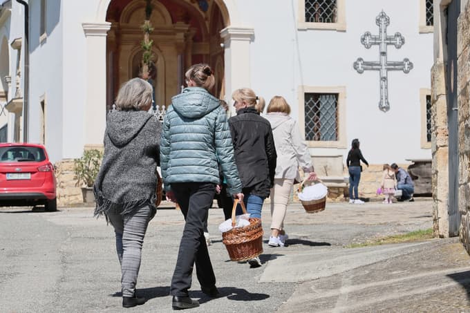 Pri cerkvi Sete trojice.
