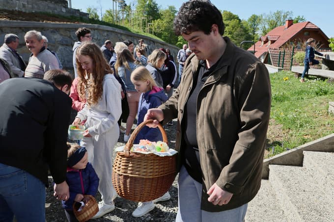 (FOTO) Priprave na največji krščanski praznik: Kako so v okolici Maribora blagoslovili velikonočne jedi