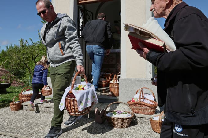 (FOTO) Priprave na največji krščanski praznik: Kako so v okolici Maribora blagoslovili velikonočne jedi