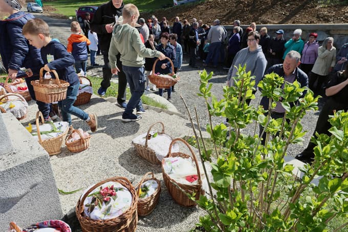 Zgornja Velka - Majheničeva kapela - Verstva - Cerkveni prazniki - Velikonočni prazniki - blagoslov jedi - žegenj - pirhi - košare - cerkev - šunka - hren - Ilustracija - Tematika - obredi - Prazniki -